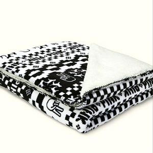 NWT, Victorias Secret PINK Cute & Cozy Sherpa Blanket, Discontinued Style